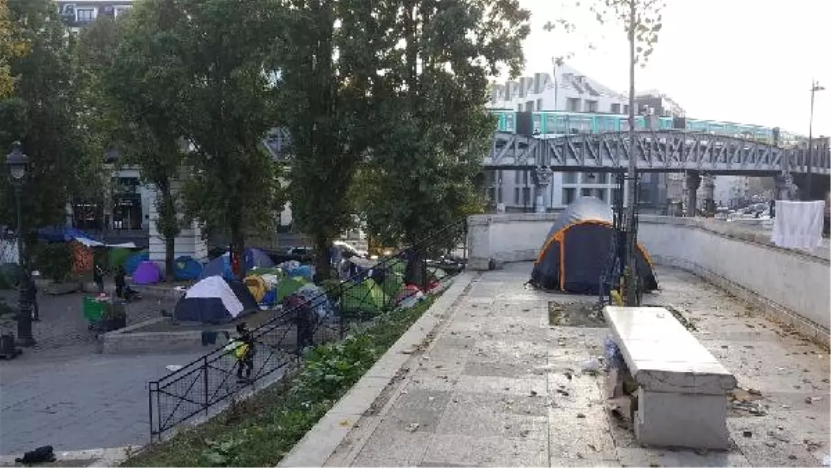 Paris\'in Merkezinde Göçmen Kampı...