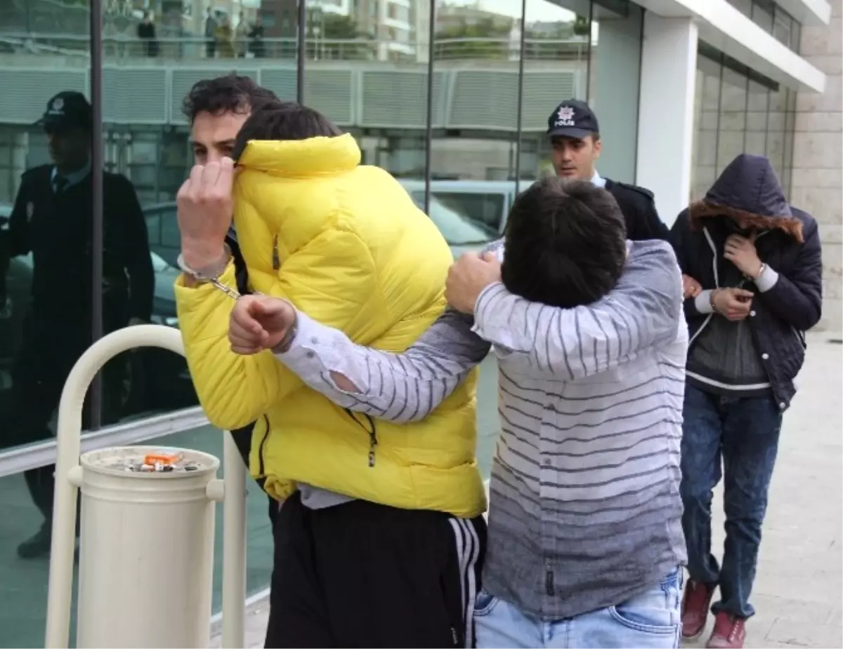 Park Halindeki Araçların Camlarını ve Lastiklerini Çalan 4 Kişi Tutuklandı