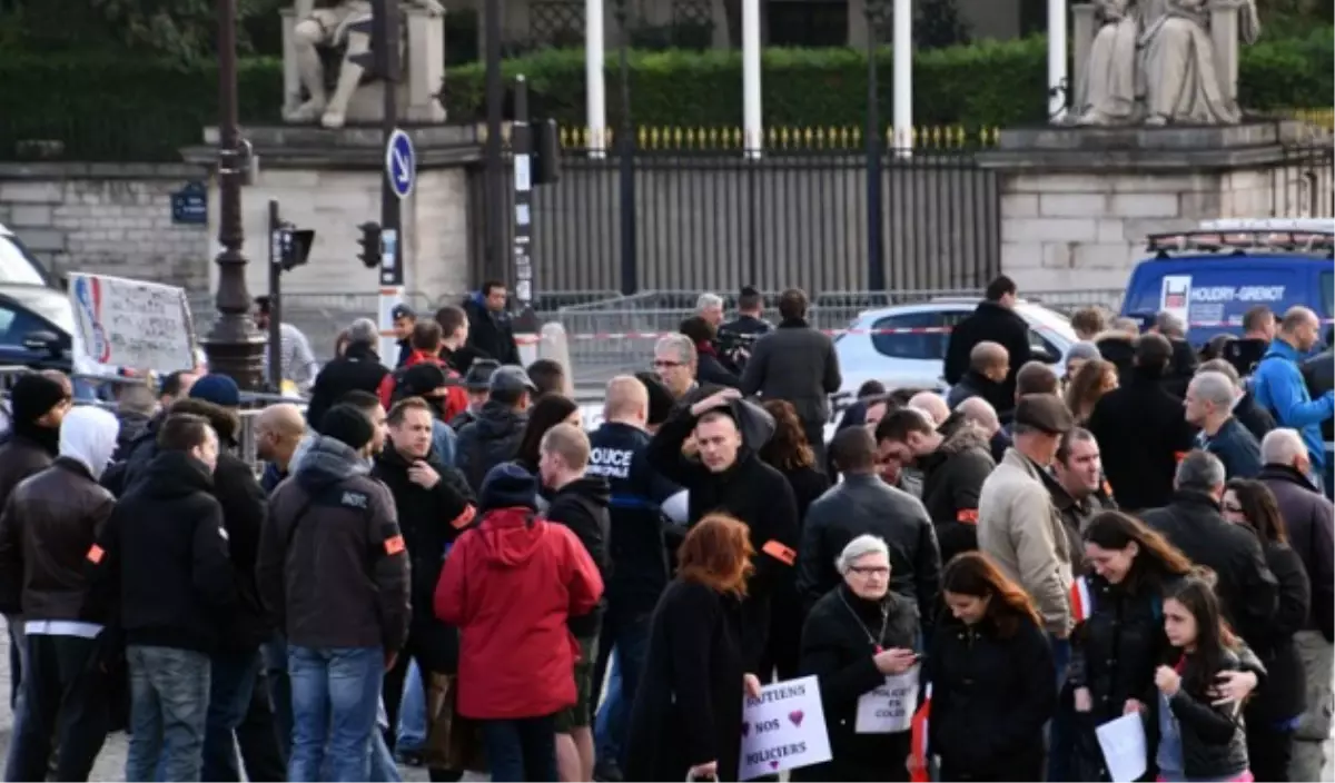 Polisler Yine Meydanlarda