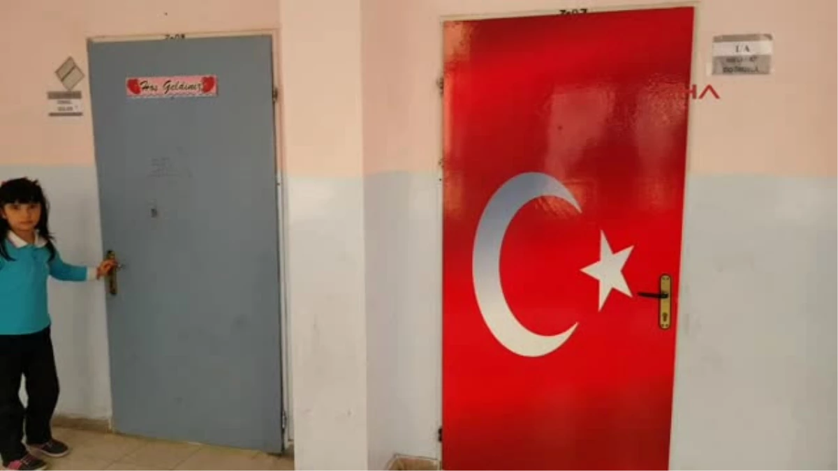 Sivas Sınıf Kapısını Türk Bayrağıyla Kaplattı
