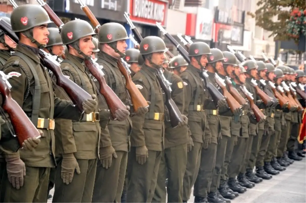 Sivas\'ta Cumhuriyet Bayramı Provası