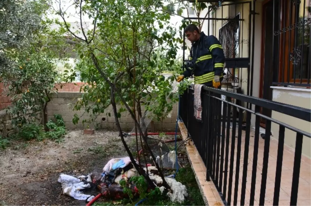 Söke\'de Kendini İçeri Kilitleyip Evi Ateşe Verdi