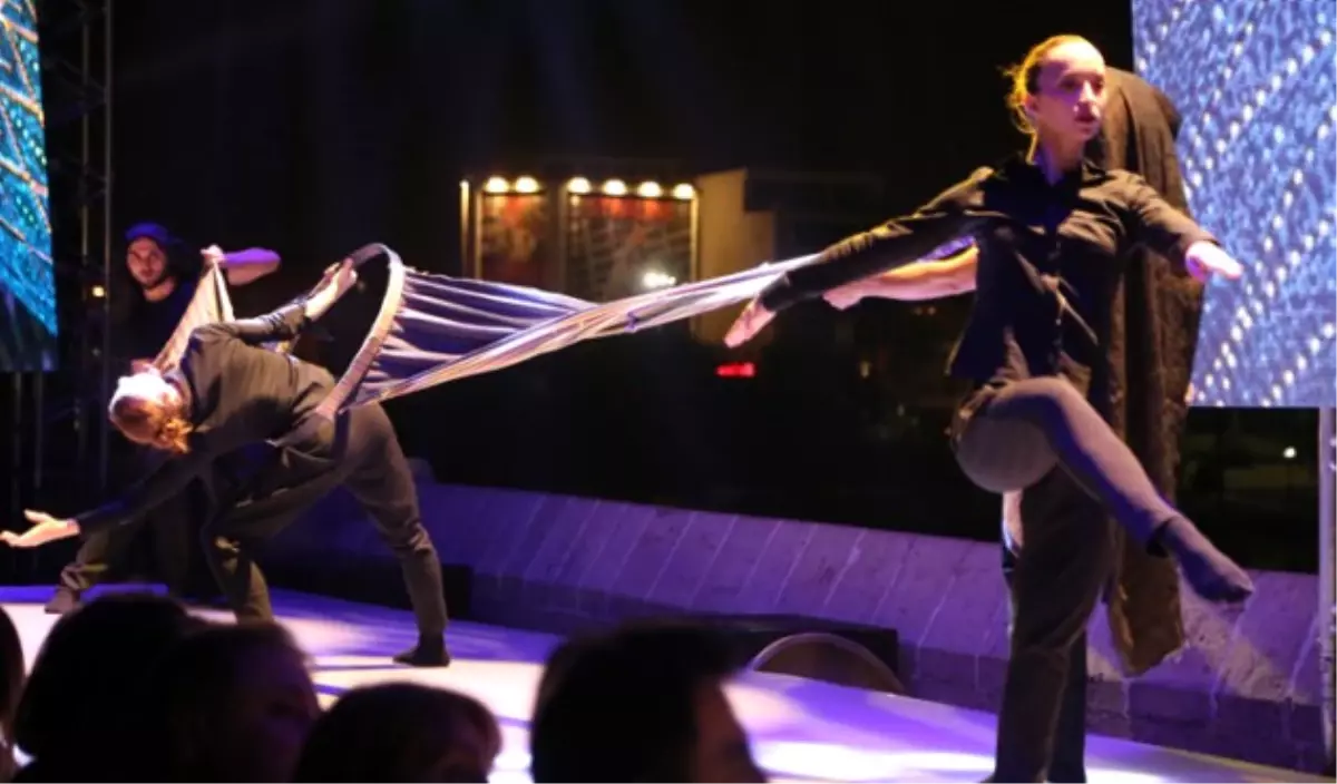 Tarihi Köprüde Danslı Kumaş Tanıtımı