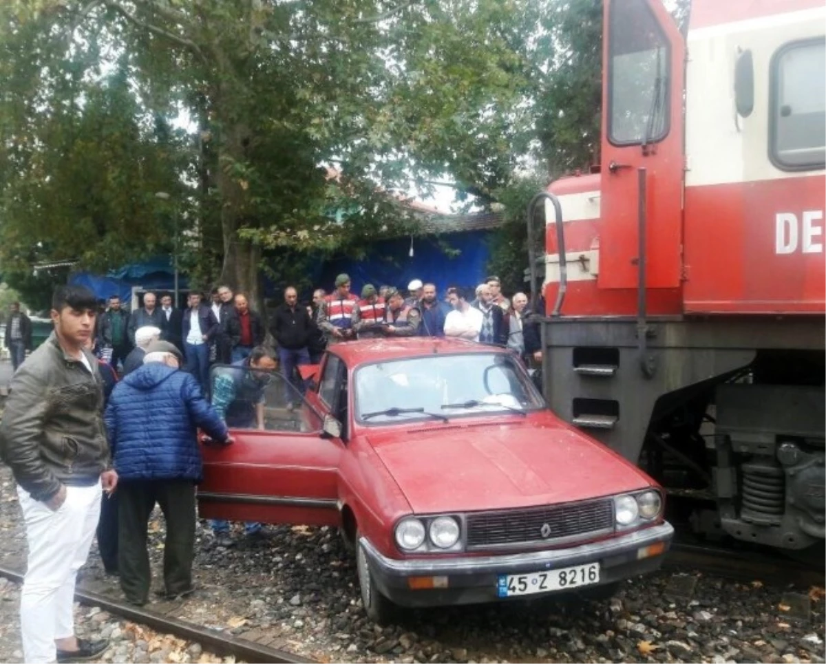 Trenin Çarptığı Otomobilden Hafif Yaralı Kurtuldu