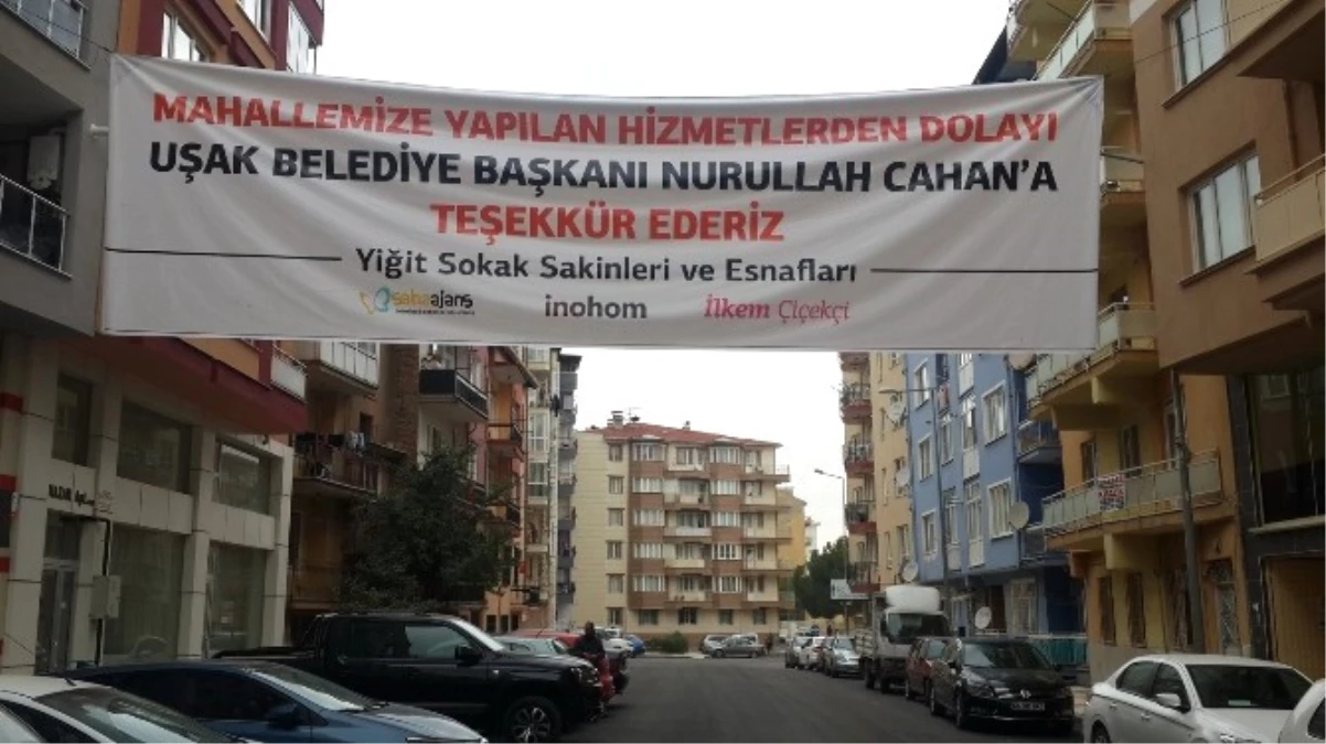 Uaşak\'ta Mahalleliden Başkan Cahan\'a Pankartlı Teşekkür