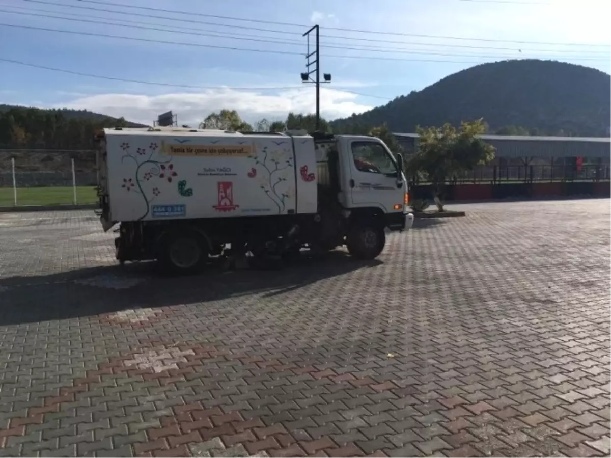 Vezirhan Beldesinin Cadde ve Sokakları Temizleniyor