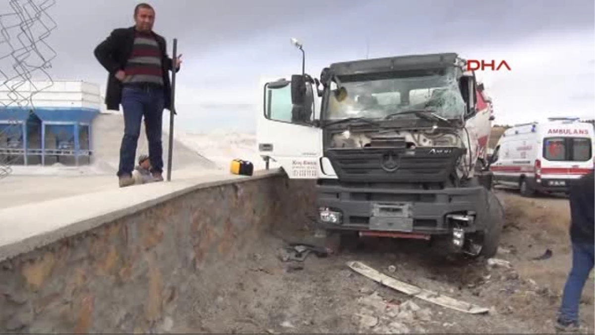 Yozgat Dorsesi Kayan Tır\'a Beton Mikseri Ile Otomobil Çarptı 2 Yaralı