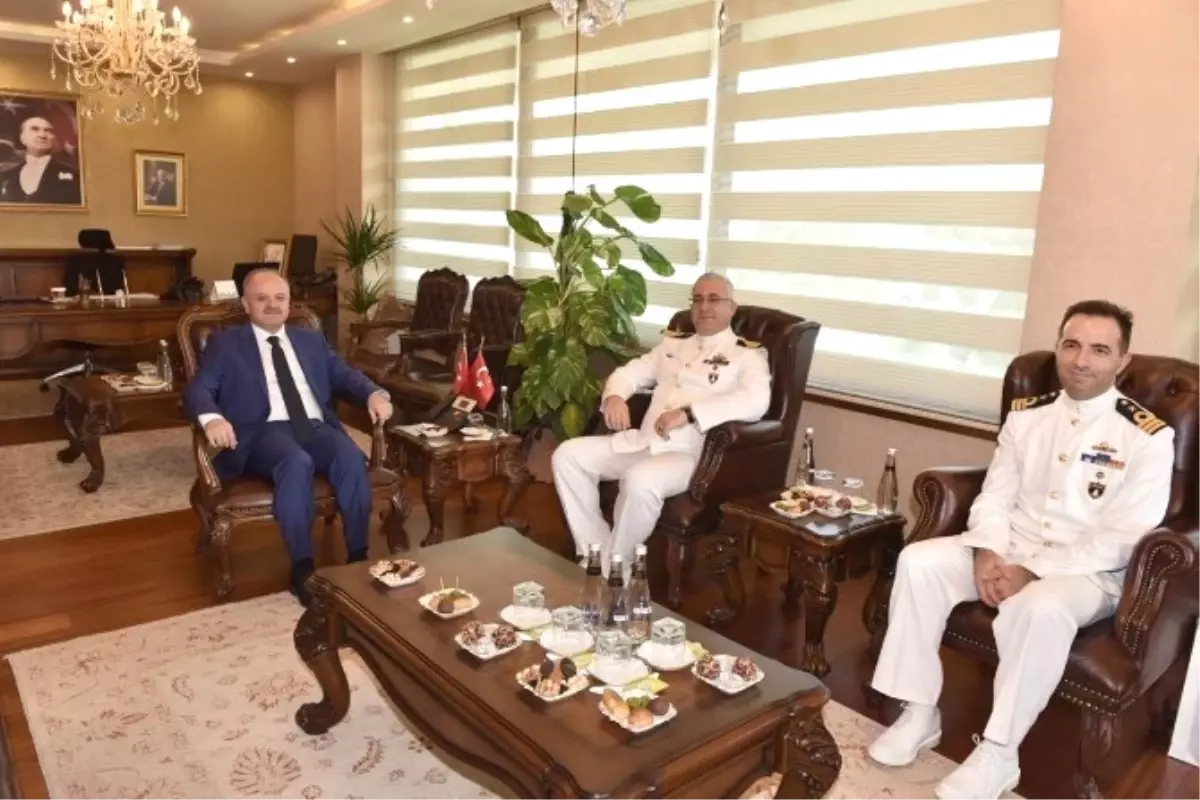1. Muhrip Filotillası Komodoru Akarı ile Tcg Giresun Gemi Komutanı Timur\'dan Vali Çakacak\'a Ziyaret