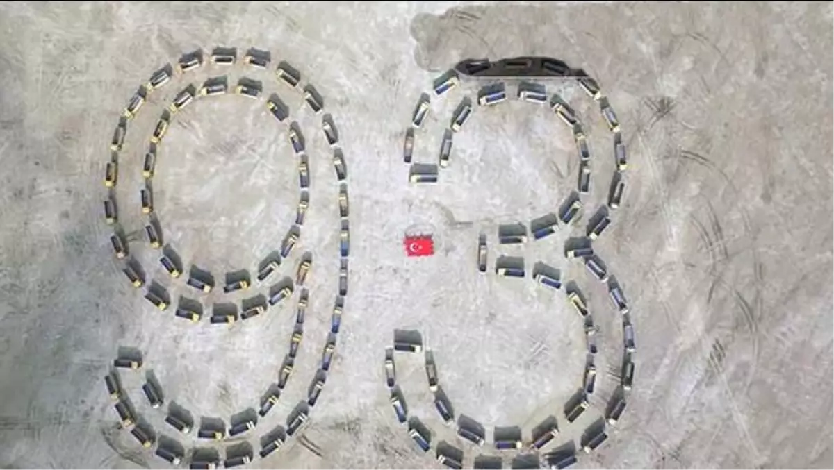 3. Havalimanındaki Kamyonlardan Cumhuriyet Kareografisi