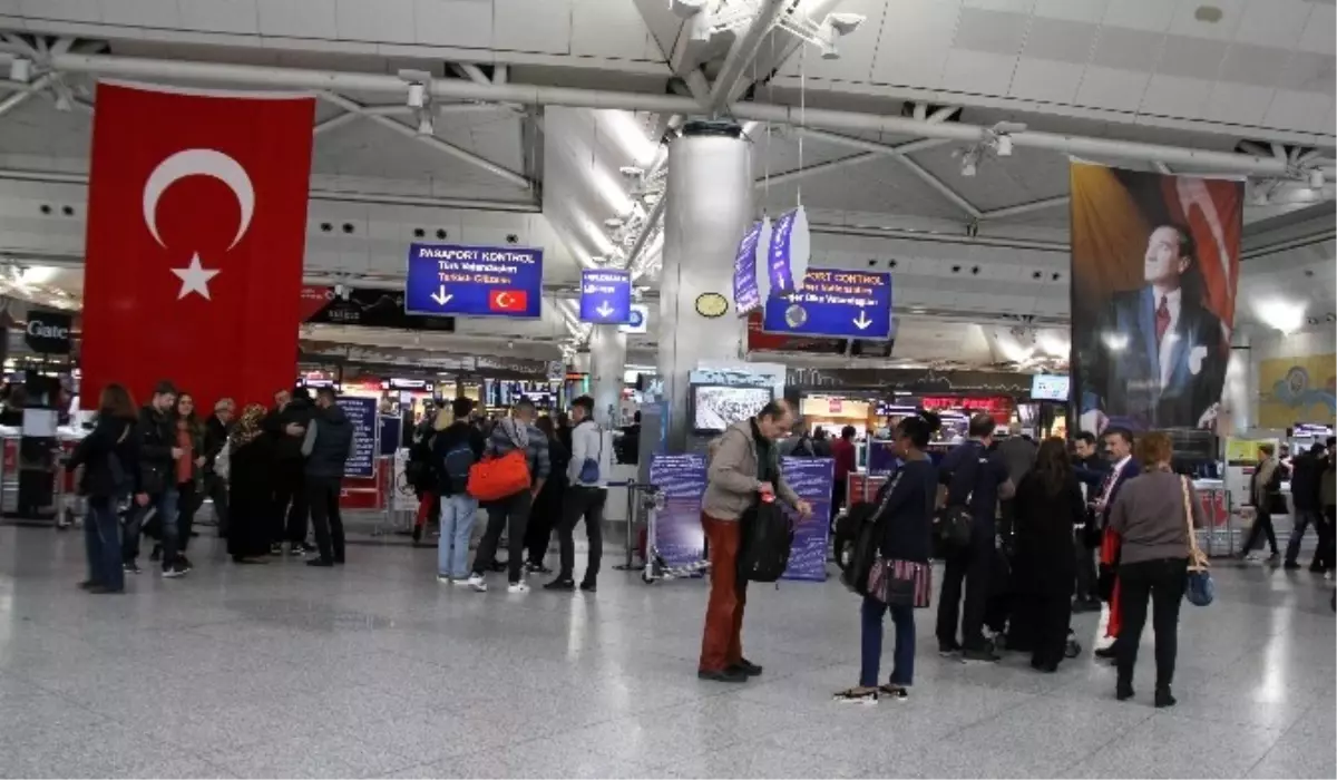 Atatürk Havalimanı\'nda 29 Ekim Yoğunluğu