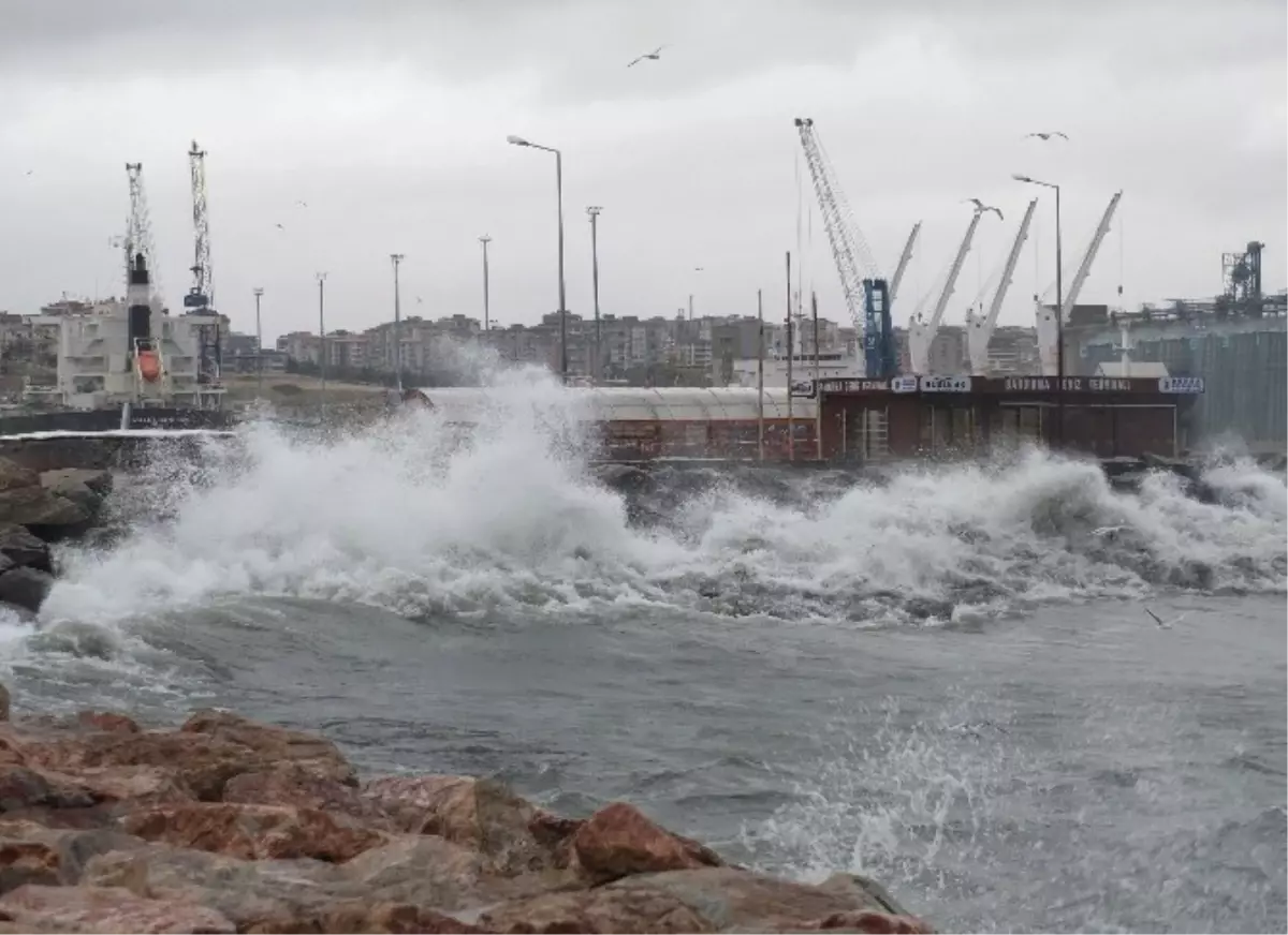 Bandırma\'da Fırtına Hayatı Olumsuz Etkiliyor