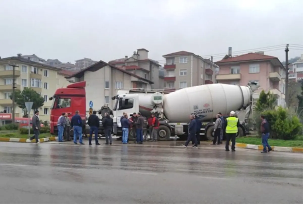 Bartın\'da Beton Mikseri ile Silobas Çarpıştı