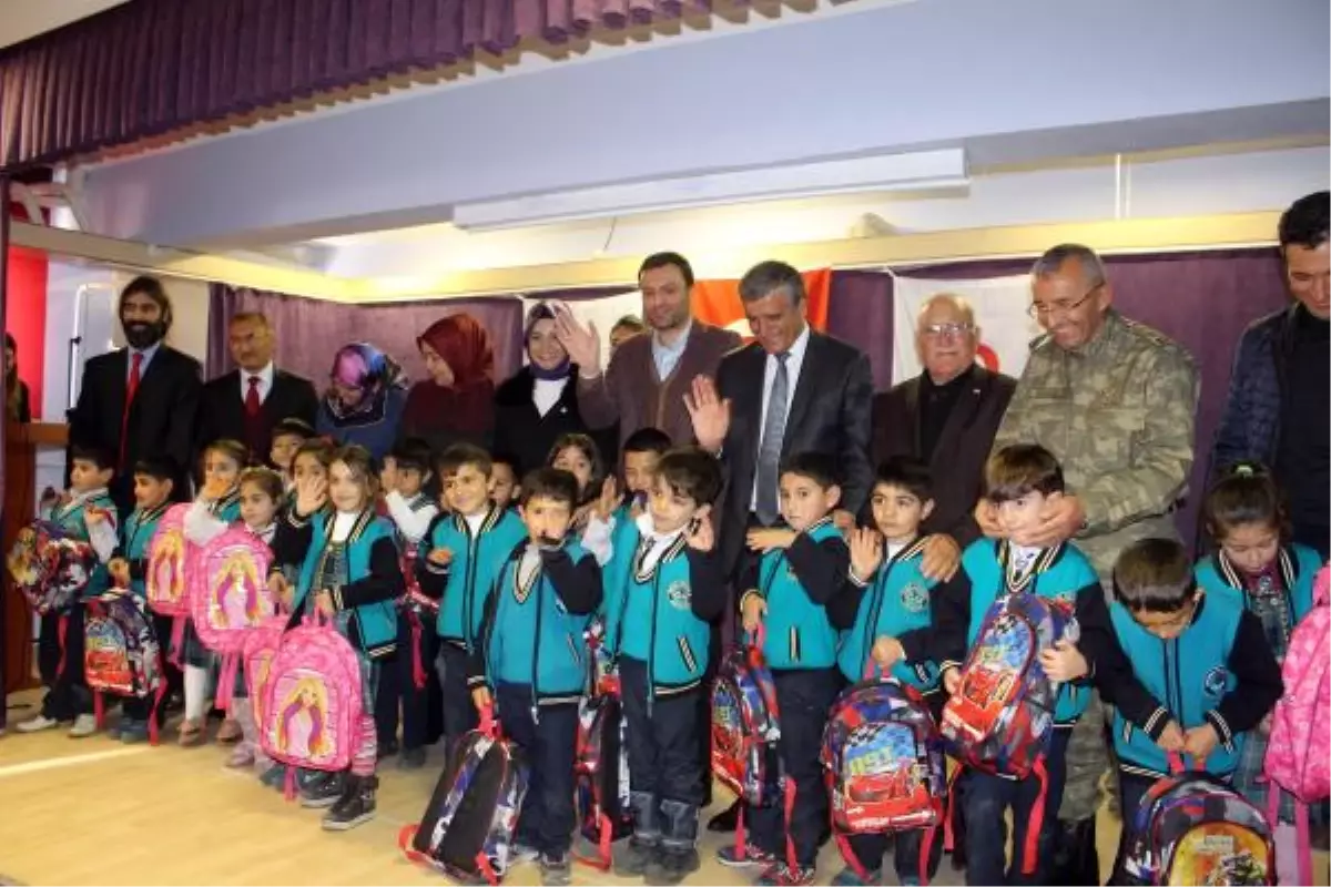 Başbakan Binali Yıldırım\'ın Kardeşi ve Kızı, Ardahan\'da Kızılay\'ın Kırtasıye Yardımını Dağıttı