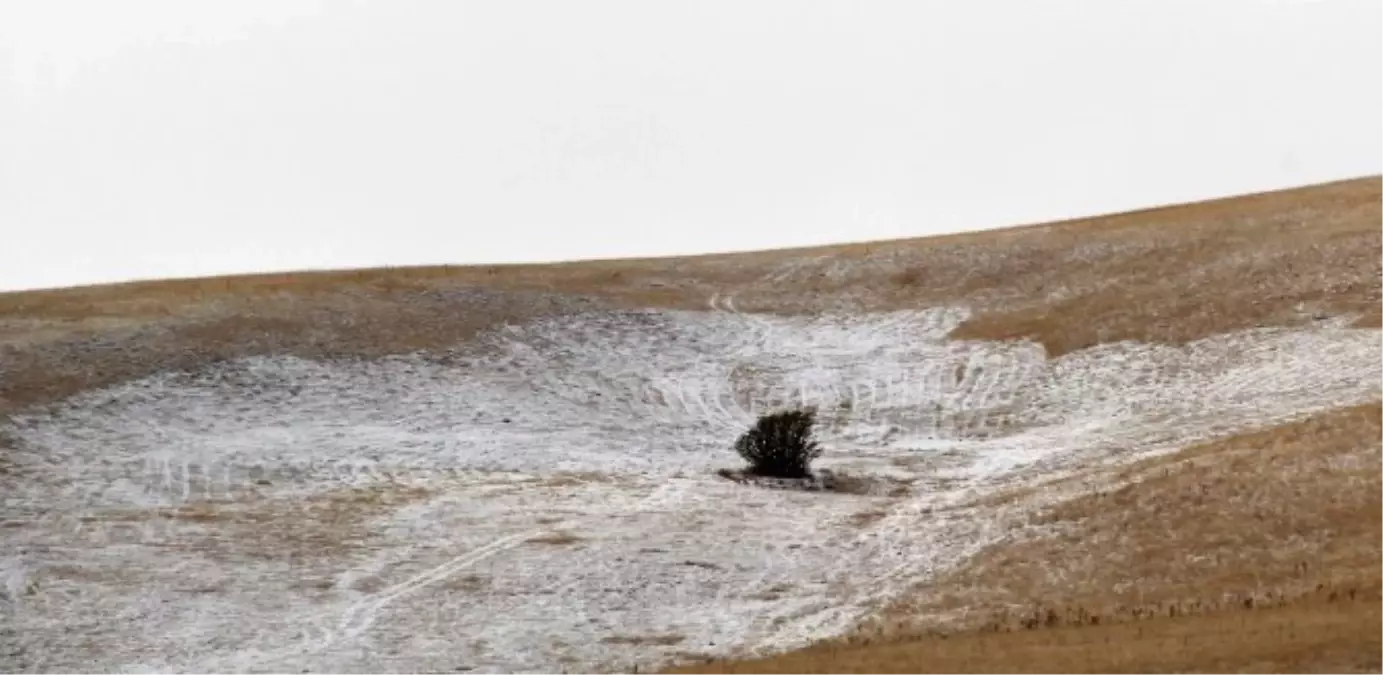 Başkale\'de Karla Karışık Yağmur