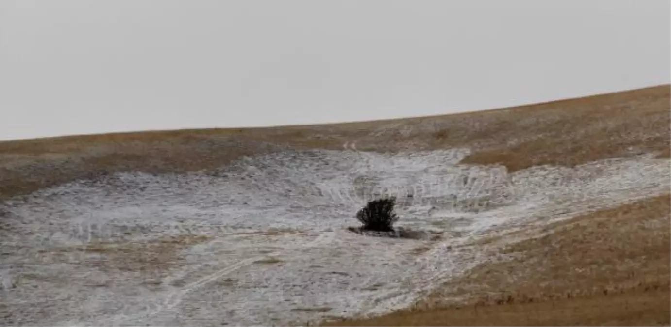 Başkale\'de Yüksek Kesimlere Kar Yağdı