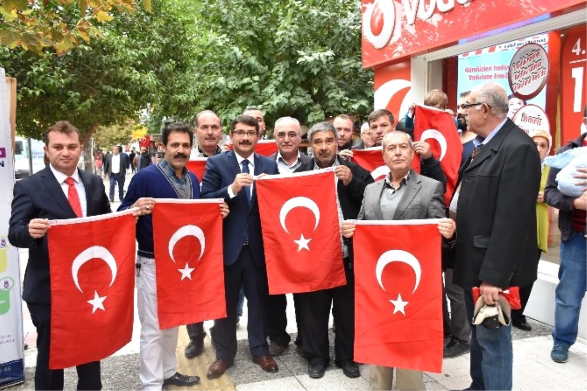 Başkan Çelik Vatandaşlara Türk Bayrağı Hediye Etti