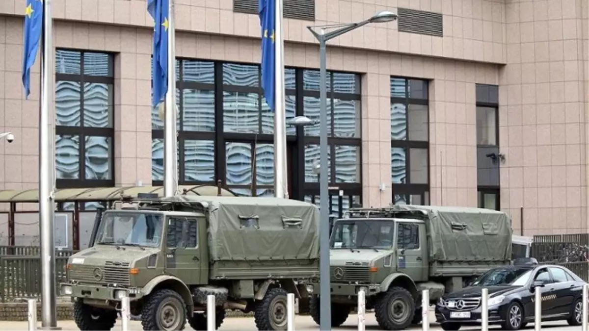 Belçika Sokaklardaki Asker Sayısını Düşürecek
