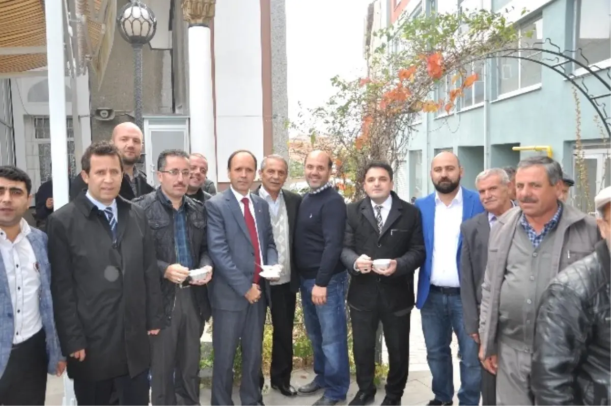 Bozüyük\'te Mahalle Sakinlerinden Aşure İkramı