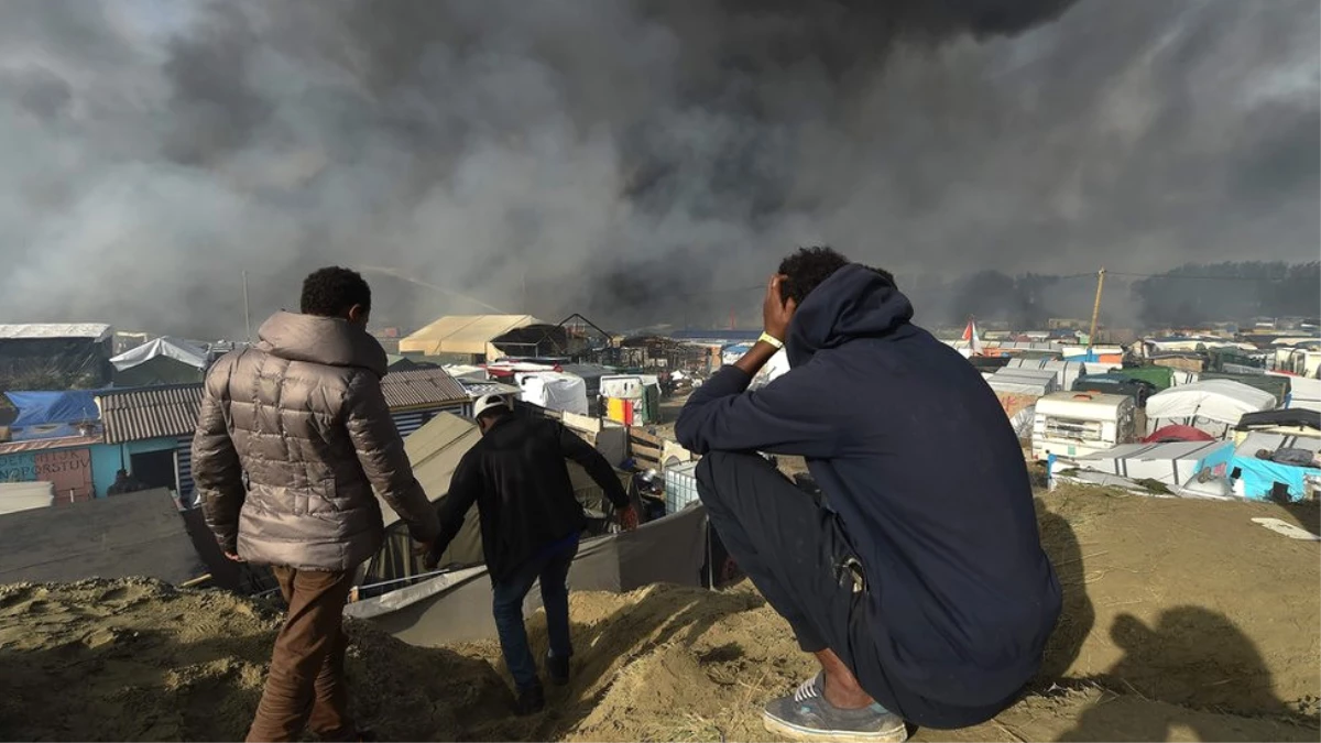 Calais\'den Ayrılmak İstemeyen Çocuklar Günlerdir Sokaklarda