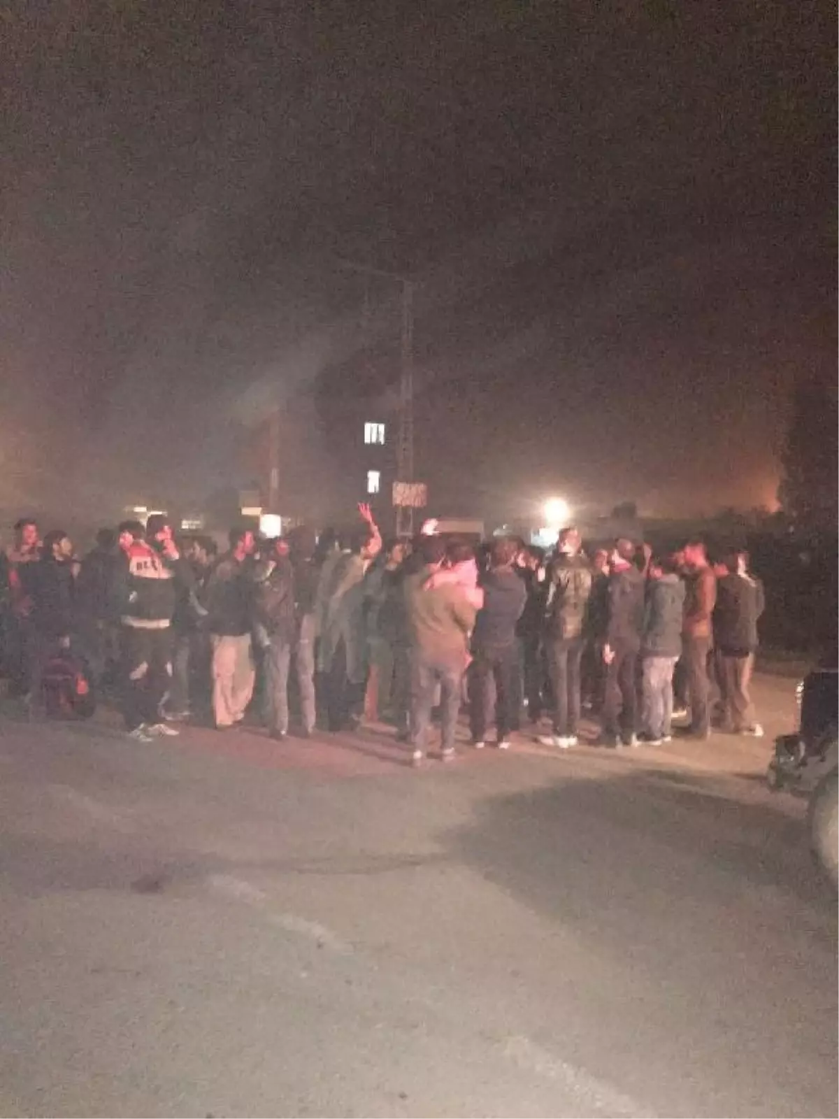 Doğubayazıt\'ta Mülteciler Yolu Trafiğe Kapattı