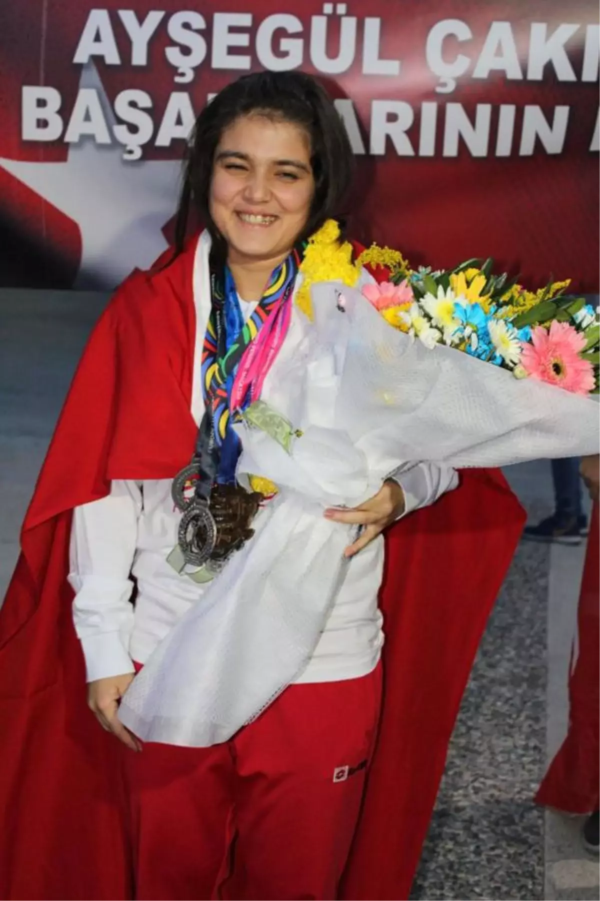 Dünya Şampiyonu Kız Halterci Coşkuyla Karşılandı