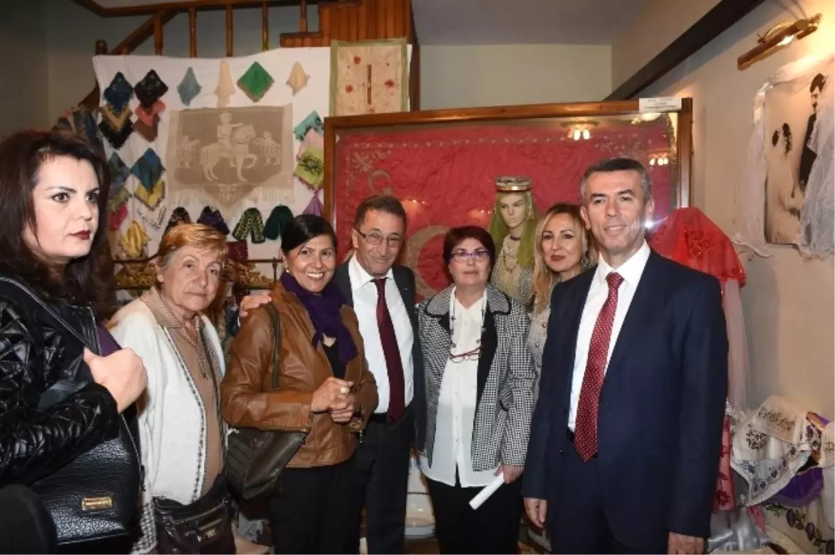 Edremit\'te \'Geçmişten Günümüze Cumhuriyet Gelinleri\' Sergisi Açıldı