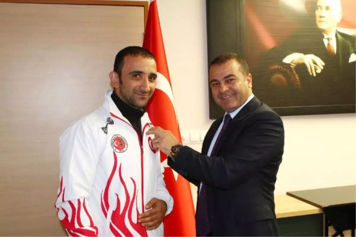Erciş Kaymakamı\'ndan Dünya Şampiyonu Sporculara Altın