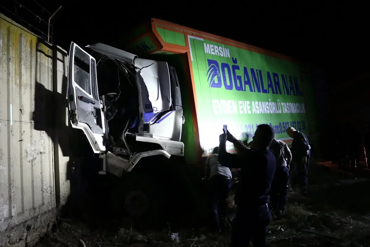 Freni Boşalan Kamyon Duvara Çarptı: 1 Ölü, 1 Yaralı