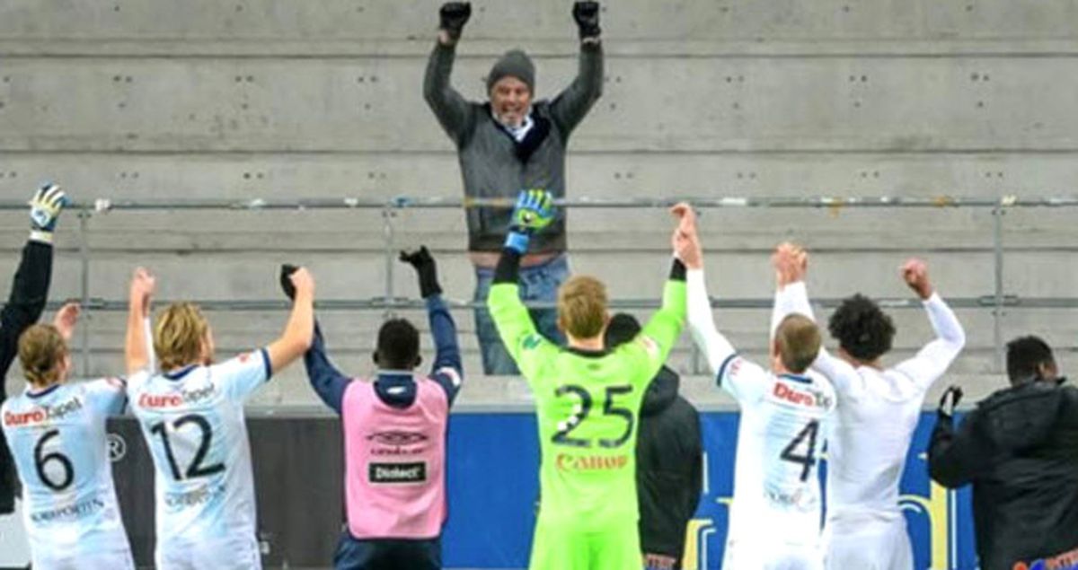 Futbolcular, Galibiyet Sevincini Tribündeki Tek Taraftarıyla Paylaştı