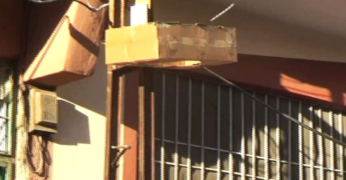 Gençler Kartondan Pota ile Basketbol Oynuyorlar