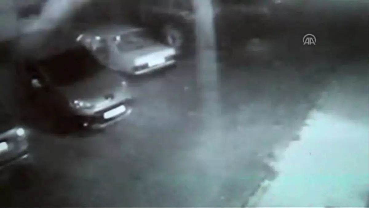 Iki Araç Kundaklandı