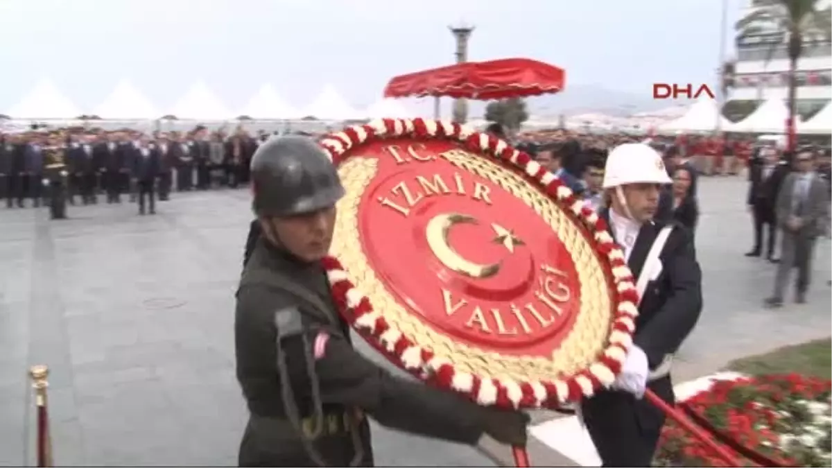 Izmir\'de, Cumhuriyet Kutlamaları Başladı