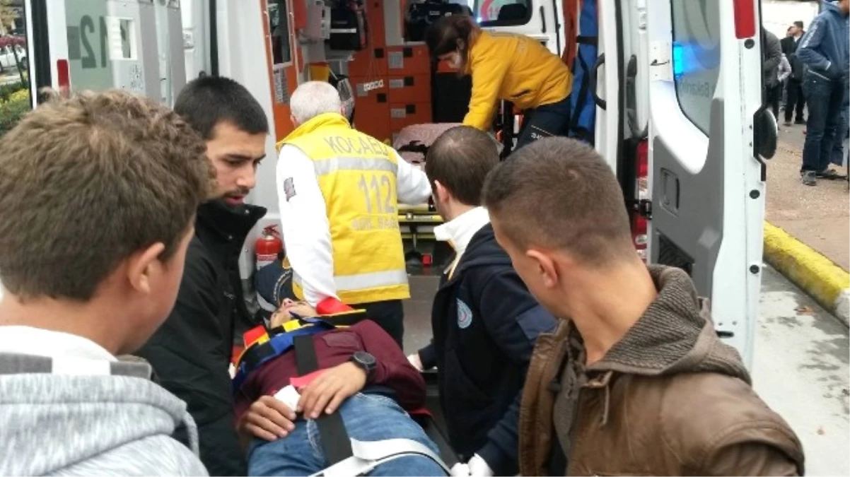 Karamürsel\'de Otomobil ile Motosiklet Çarpıştı: 2 Yaralı