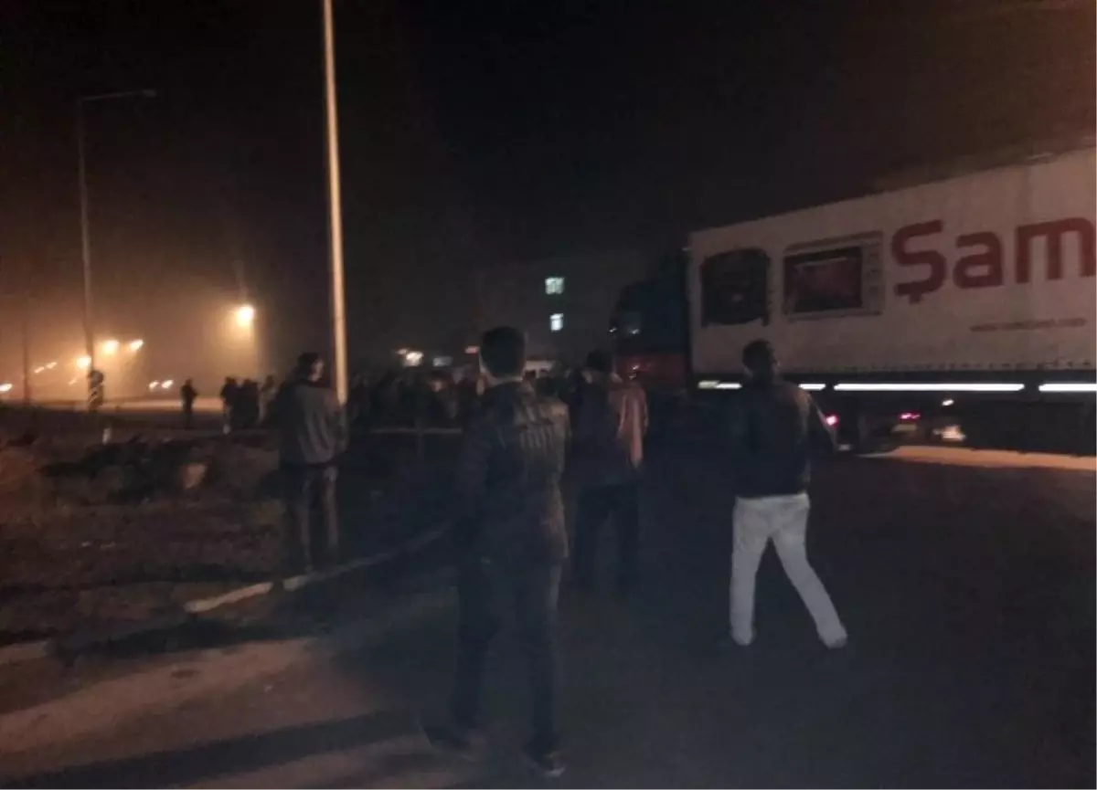 Karayolunu Trafiğe Kapatan Kaçak Şahıslar Gözaltına Alındı