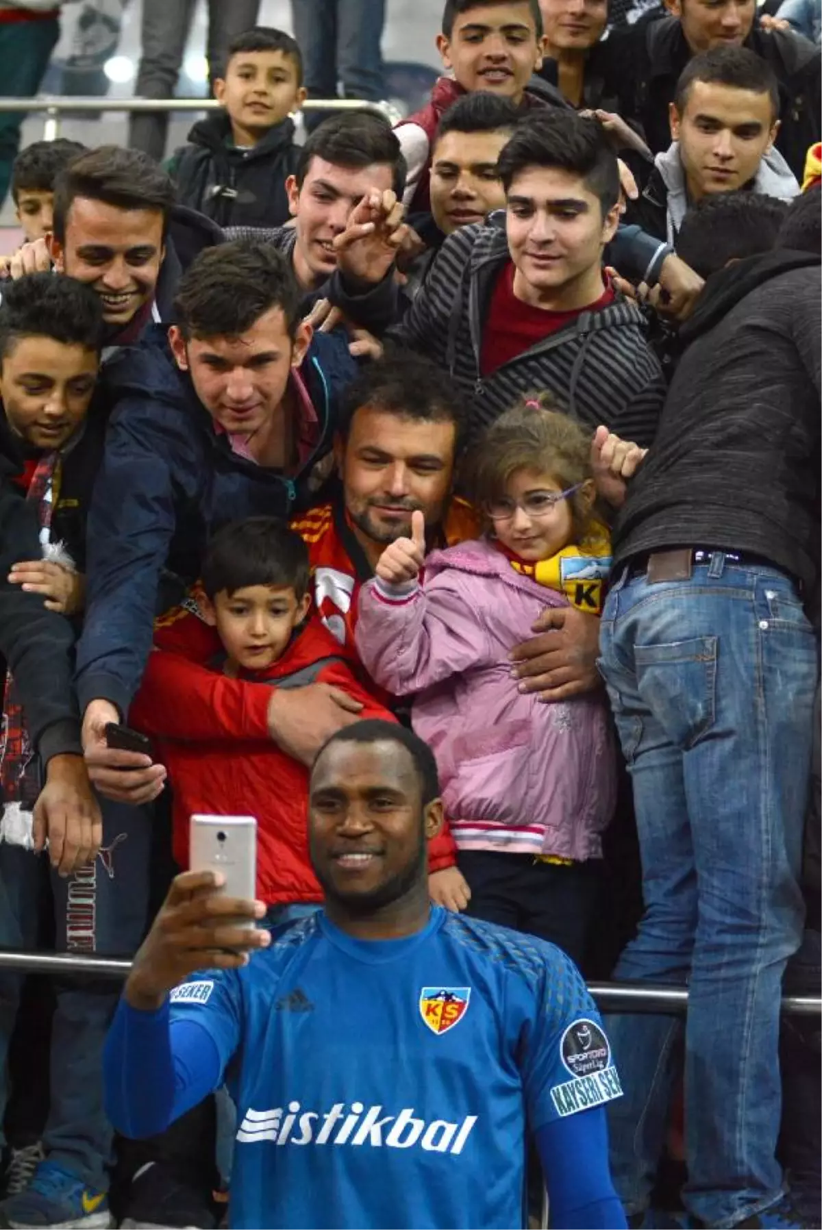 Kayserisporlu Ahamada\'ya Sevgi Seli