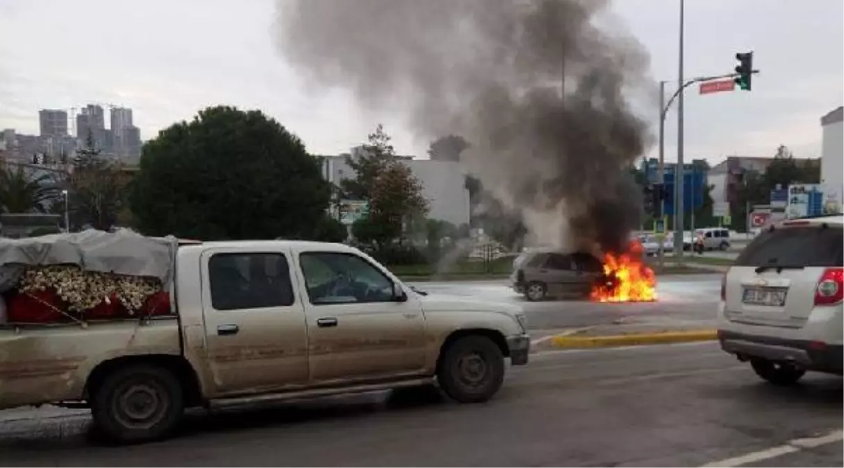 Kırmızı Işıkta Duran Otomobil Alev Aldı