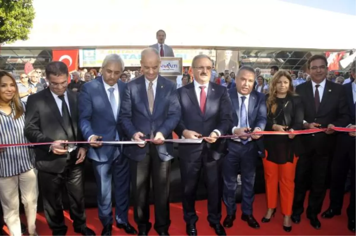 Kitap Fuarında İlker Başbuğ\'a Özel İlgi