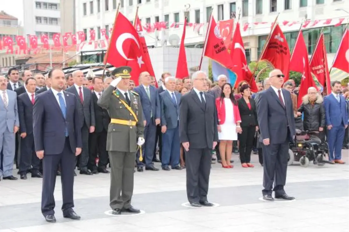 Manisa\'da 29 Ekim Törenlerinde Garnizon Komutanlığı Çelengi