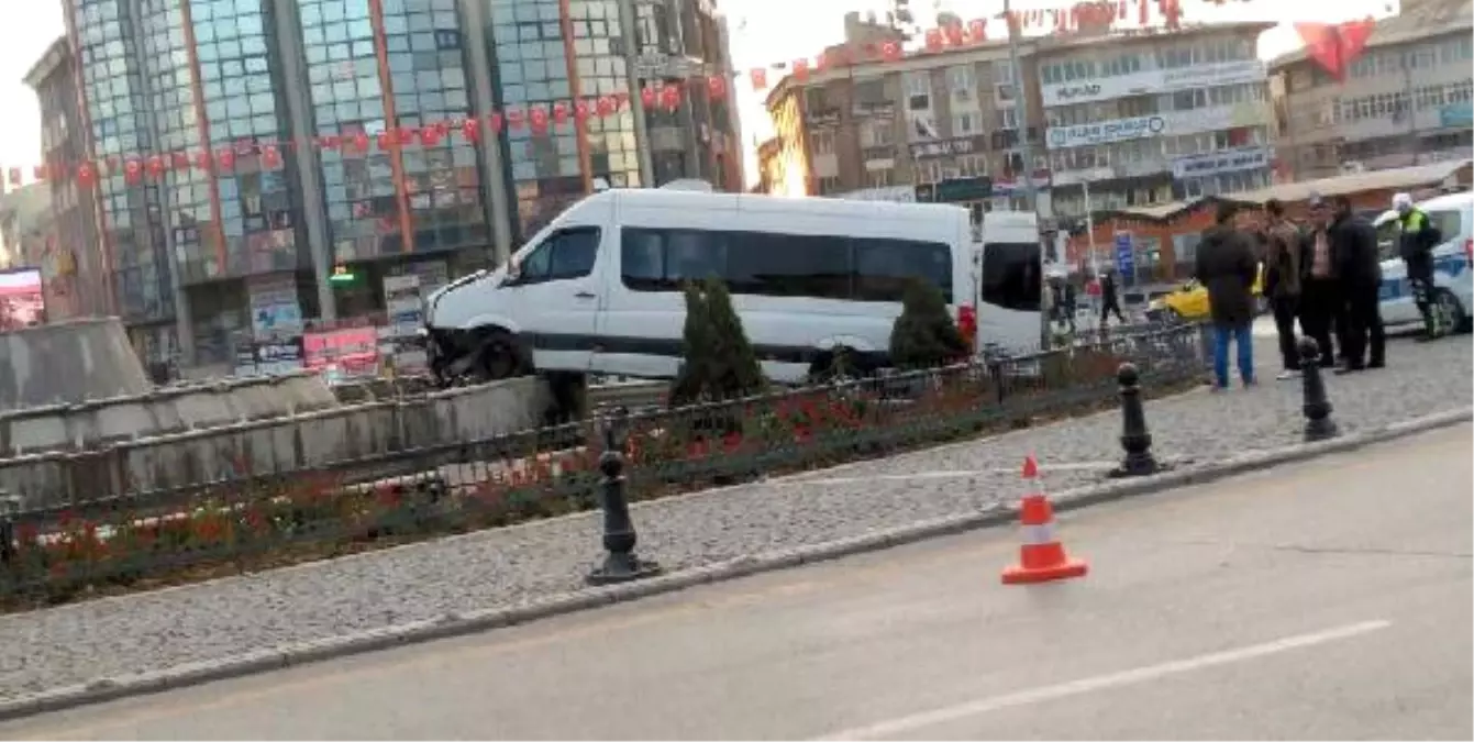 Minibüs Kent Meydanındaki Süs Havuzuna Uçtu