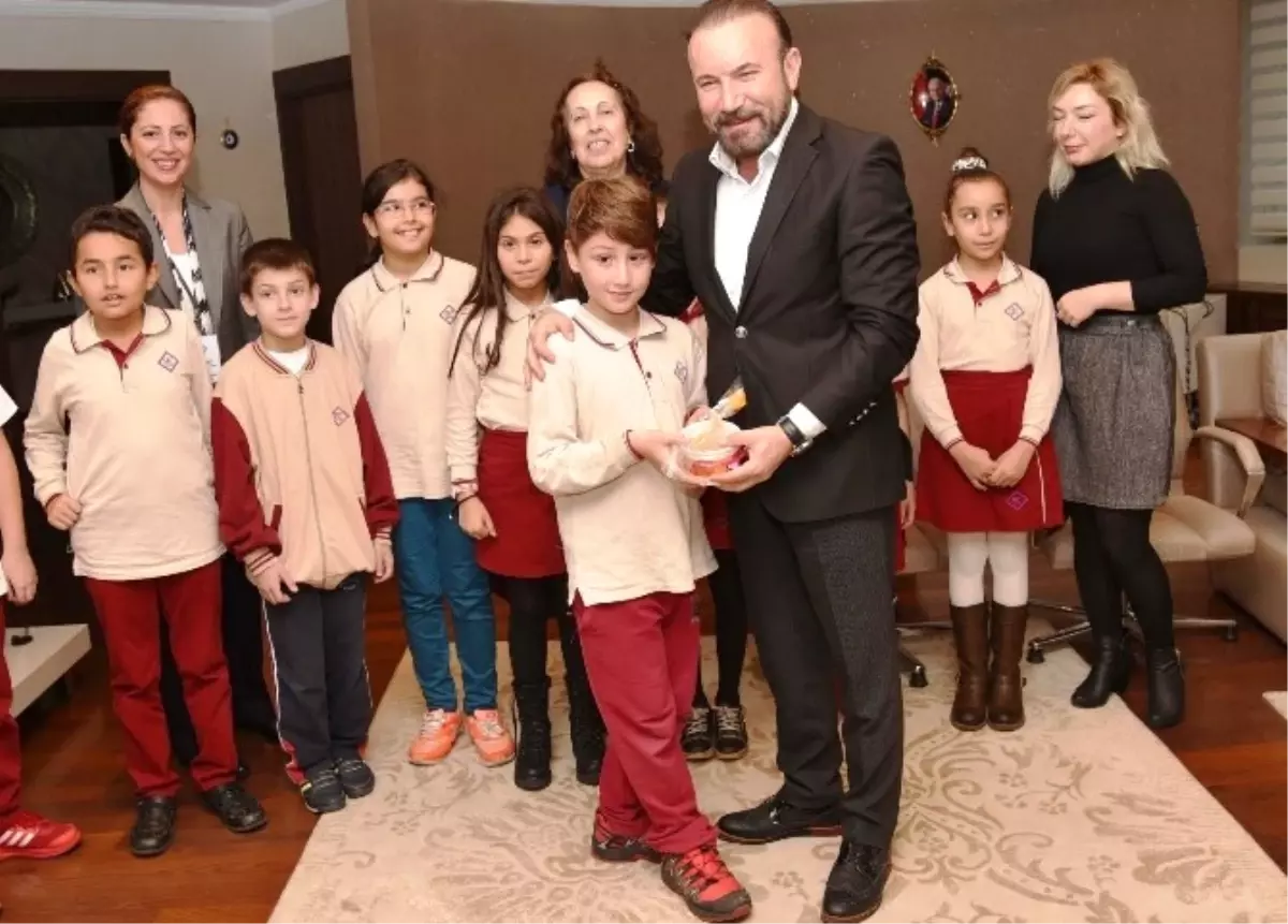 Minik Öğrencilerden Başkan Doğan\'a Aşure İkramı