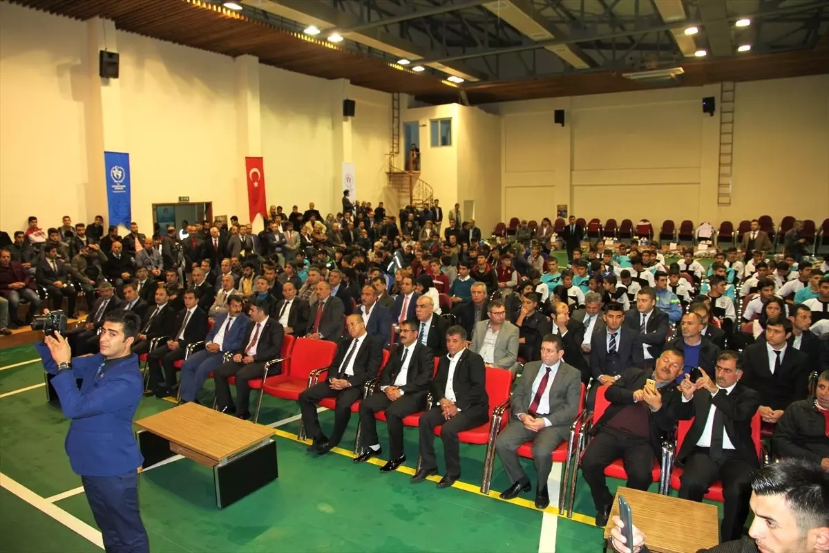 Muş\'ta Amatör Spor Kulüplerine Malzeme Dağıtıldı