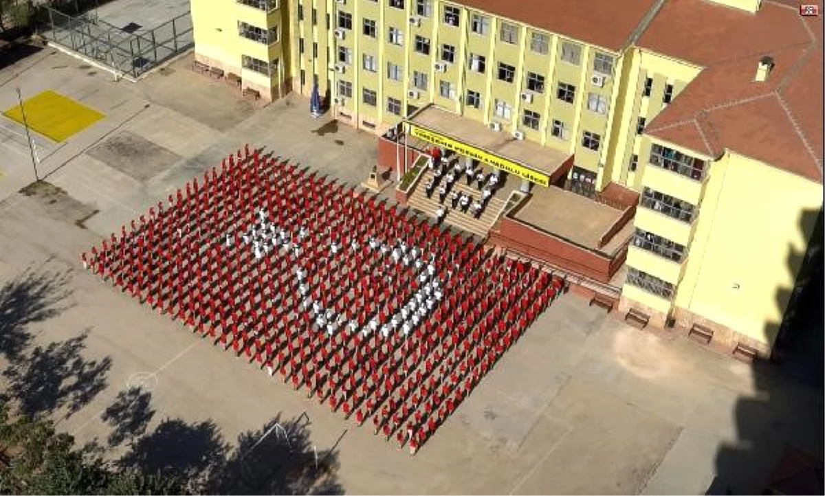 Öğrencilerden 600 Metrekarelik Canlı Türk Bayrağı