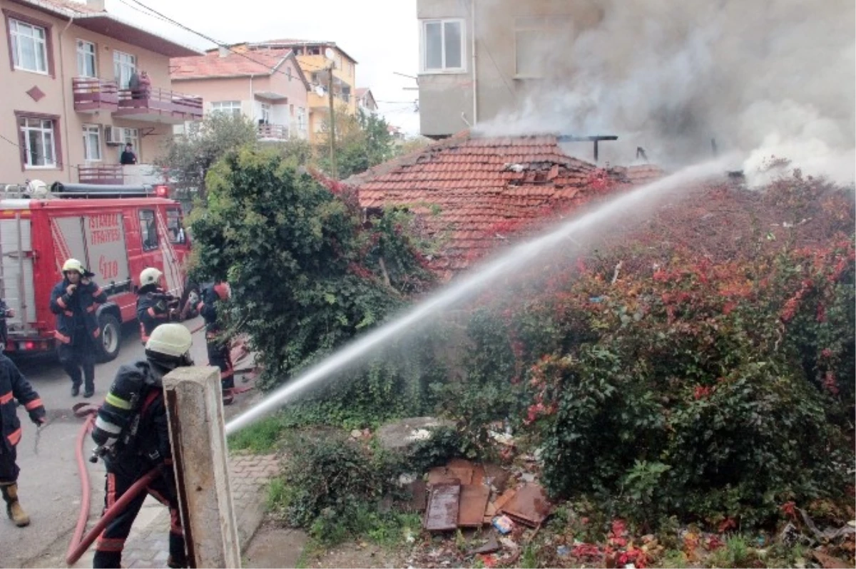 Kartal\'da Tinerciler Gecekonduları Ateşe Verdi