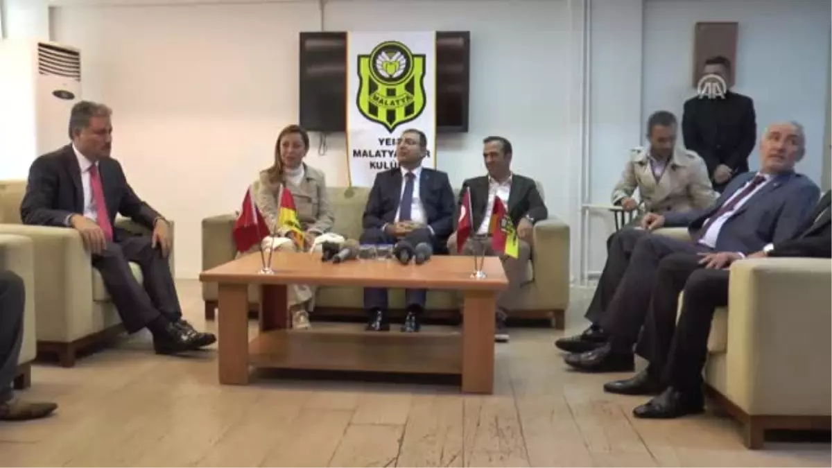 Öznur Çalık\'tan Yeni Malatyaspor\'a Ziyaret