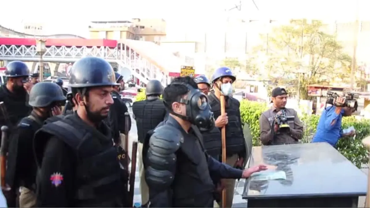 Pakistan\'da Göstericilerle Polis Çatıştı