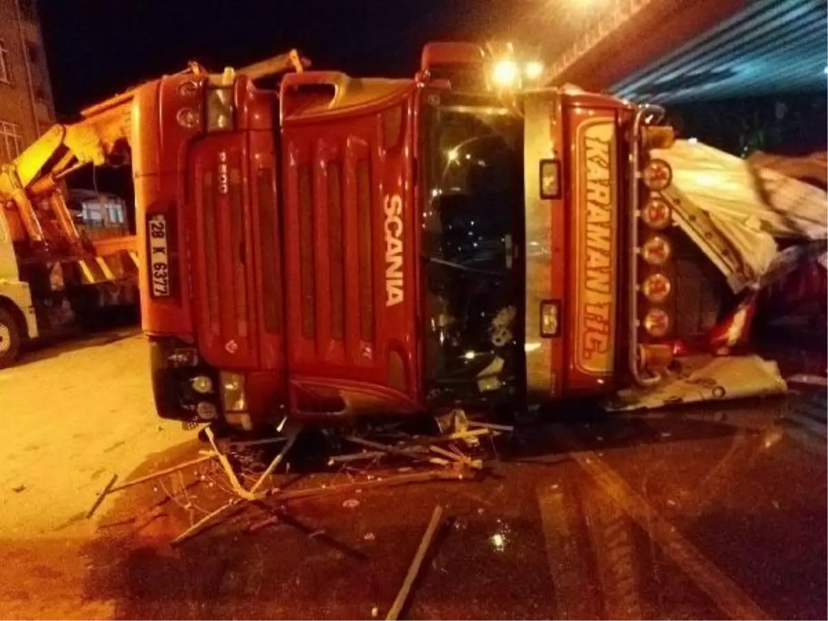 Samsun\'da Tır Devrildi, Sürücü Kurtuldu