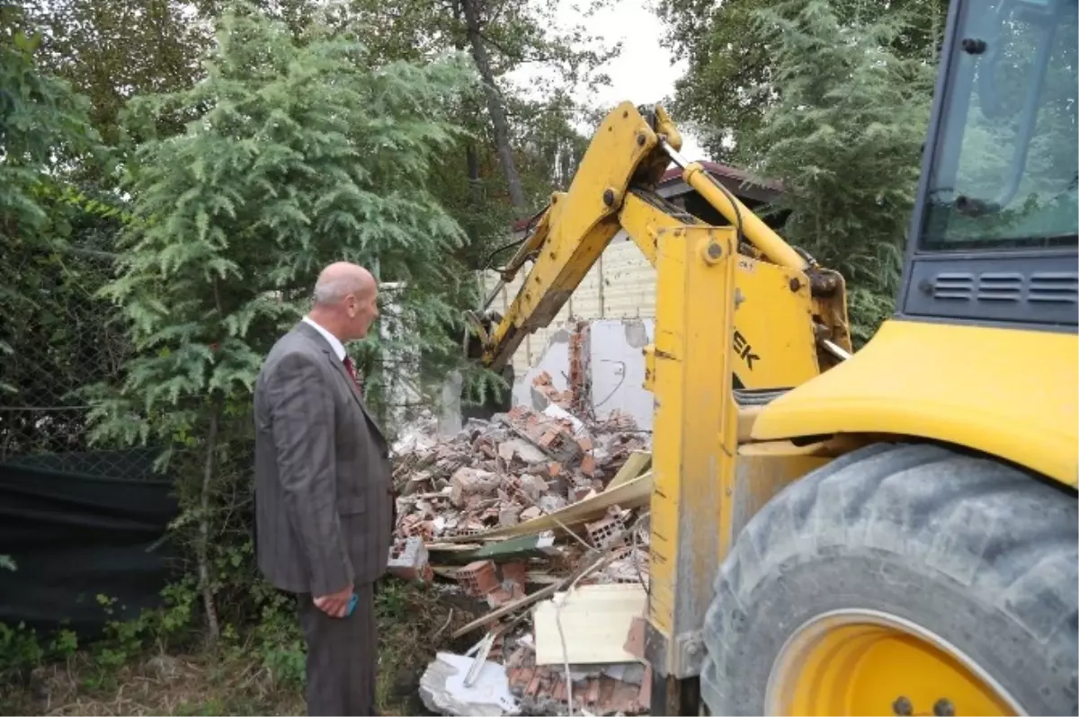 Sapanca\'da Kaçak Yapılar Yıkılıyor