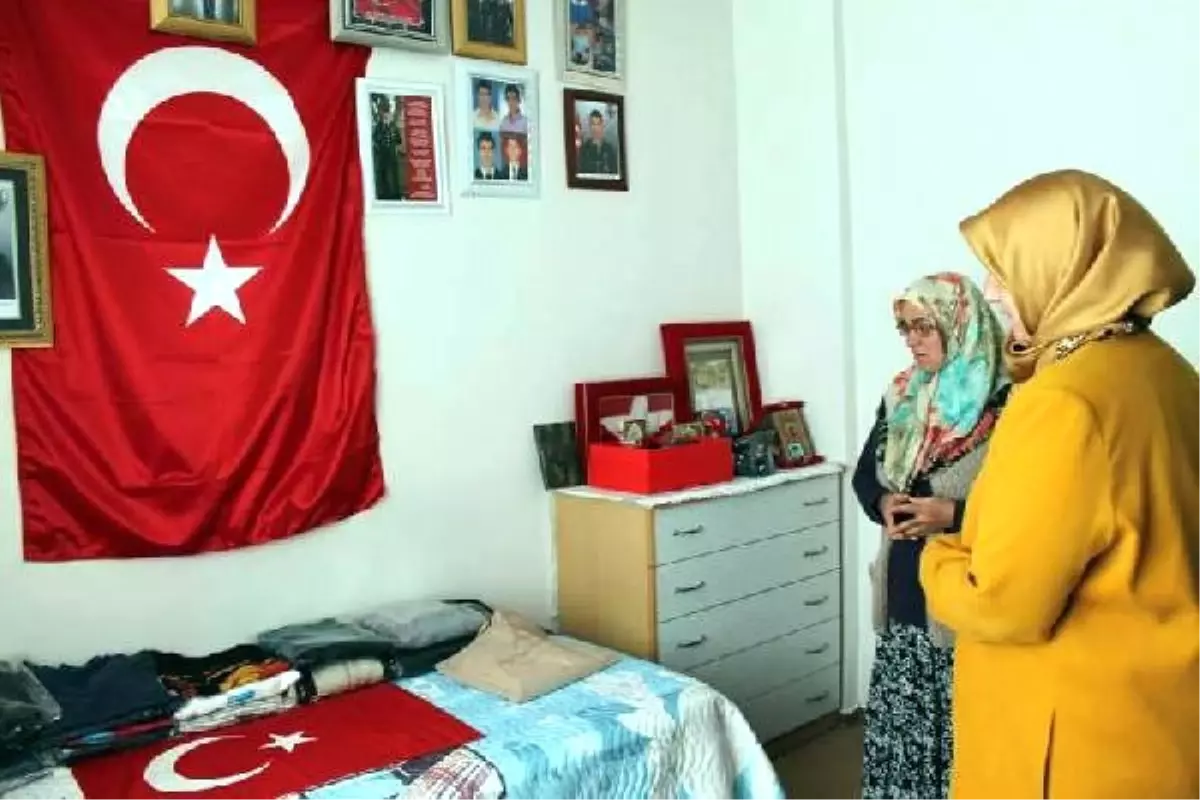 Şehit Oğlunun Eşyasını Özenle Saklıyor