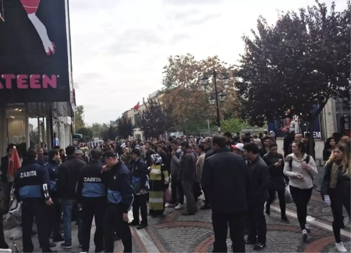 Seyyar Satıcılarla Zabıtanın Kavgasında Yumruklar Konuştu