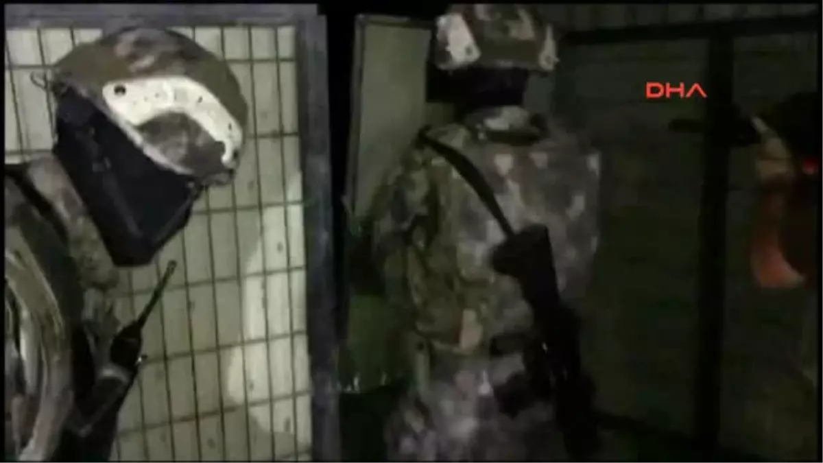 Silivri\'de Bağ Evine Özel Harekat Polisleriyle Uyuşturucu Baskını Kamerada